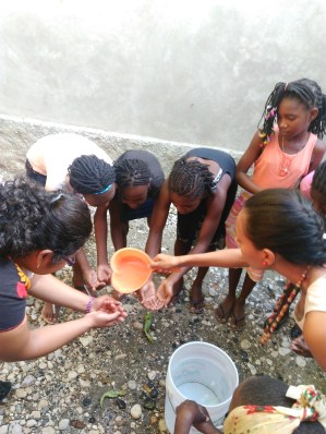 Enseñando lavarse las manos MTI Lilavois.jpg