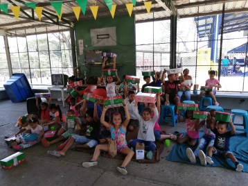 Niños cajas.jpg